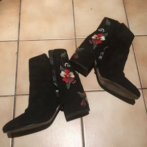 Sam Edelman Tavi  booties 8M